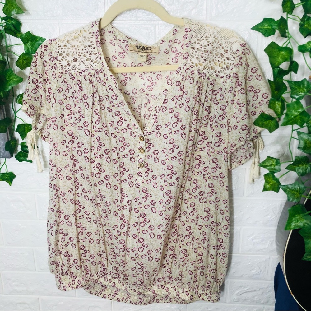 |🌸5/$25🌸VAC Short Sleeved Floral Printed V Neck Top Size Medium & Large